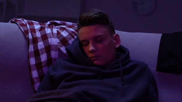 Adolescenta dormind in fata televizorului acasa, pierzand timp pentru experienta recreationala — Videoclip de stoc