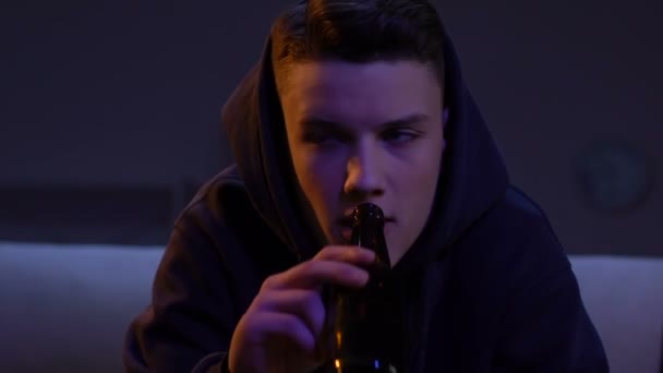 Adolescente difícil beber álcool, pego pelos pais, falta de controle dos pais — Vídeo de Stock