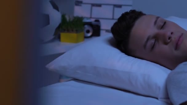 Teenager vypnutí alarmu na telefonu a jde na zameškaný spánek pro univerzity — Stock video