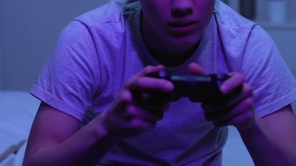 Gamer jogar videogame usando joystick à noite em vez de dormir, vício — Vídeo de Stock