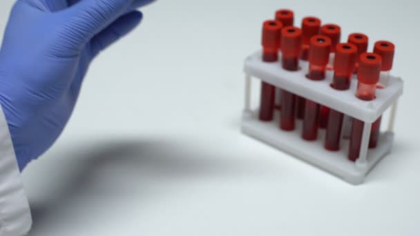 Prueba de RBC, médico mostrando muestra de sangre en tubo, investigación de laboratorio, chequeo de salud — Vídeos de Stock