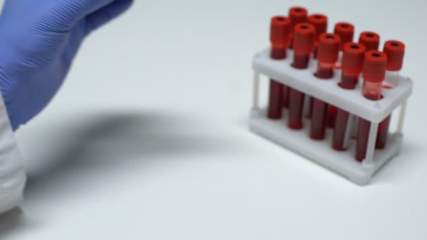Hepatitis D, arts weergegeven: bloedmonster in de buis, lab onderzoek, gezondheid checkup — Stockvideo