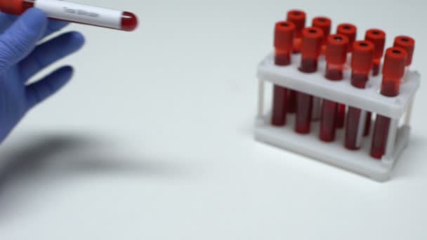 Общий билирубин, доктор показывает образец крови в трубке, лабораторные исследования, медицинский осмотр — стоковое видео