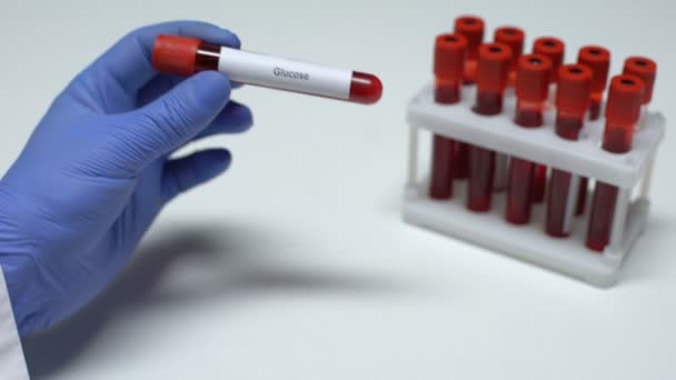 Glicose, médico mostrando amostra de sangue em tubo, pesquisa de laboratório, exame de saúde — Vídeo de Stock