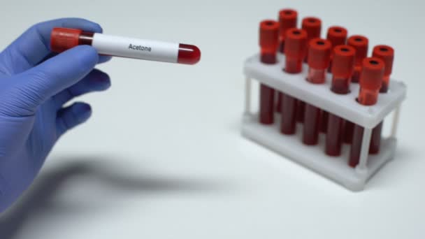 Acétone, médecin montrant un échantillon de sang dans un tube, recherche en laboratoire, bilan de santé — Video