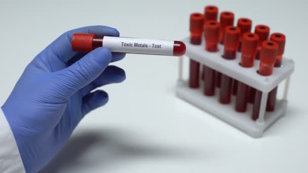 Τοξικά μέταλλα, ο γιατρός δείχνει δείγμα αίματος στο σωλήνα, εργαστηριακή έρευνα, τσεκ-απ υγείας — Αρχείο Βίντεο