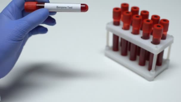 Βενζόλιο τεστ, ο γιατρός δείχνει δείγμα αίματος στο σωλήνα, εργαστηριακή έρευνα, τσεκ-απ υγείας — Αρχείο Βίντεο