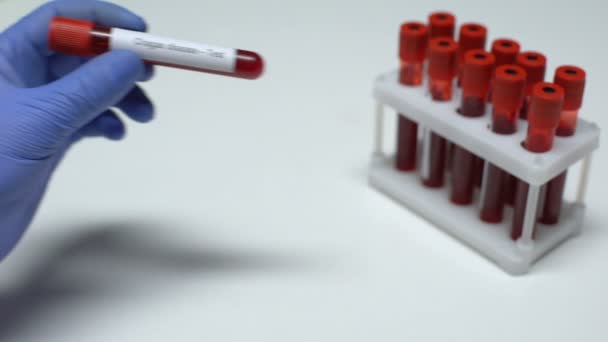 Chagasova choroba, lékař ukazuje vzorku krve do zkumavky, laboratorní výzkum, zdravotní vyšetření — Stock video