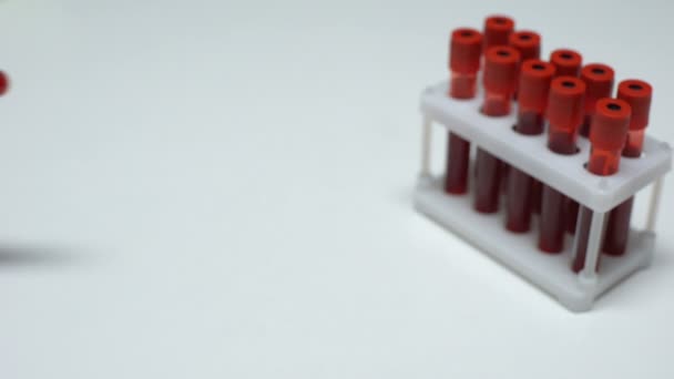 Test del fosforo, medico che mostra il campione di sangue in tubo, ricerca di laboratorio, controllo dello stato di salute — Video Stock