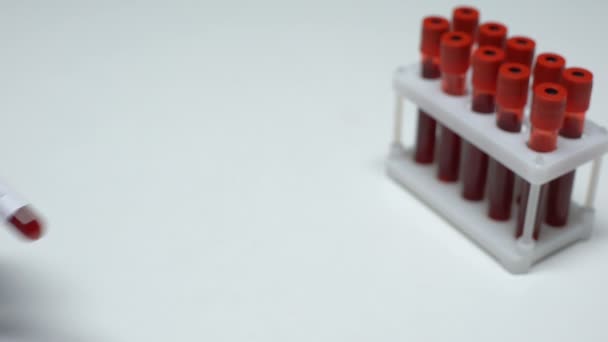 Hépatite B, médecin montrant un échantillon de sang dans un tube, recherche en laboratoire, bilan de santé — Video