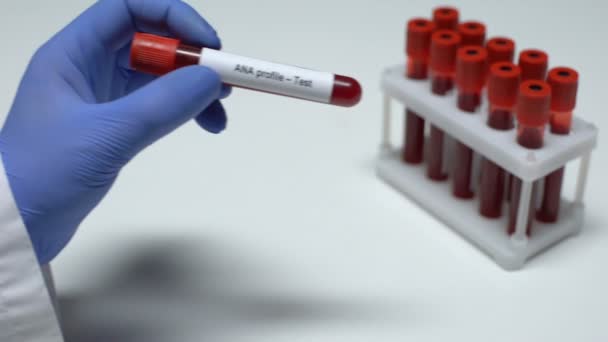 Profilo ANA, medico che mostra il campione di sangue in tubo, ricerca di laboratorio, controllo dello stato di salute — Video Stock