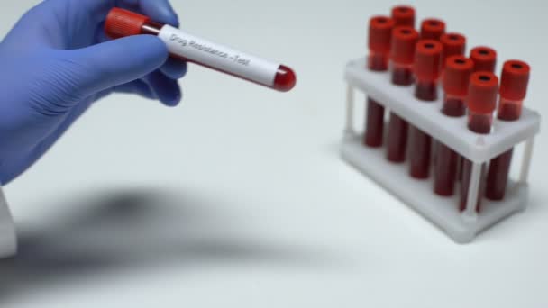 Lékové rezistence, doktore ukazuje vzorku krve do zkumavky, laboratorní výzkum, zdravotní vyšetření — Stock video