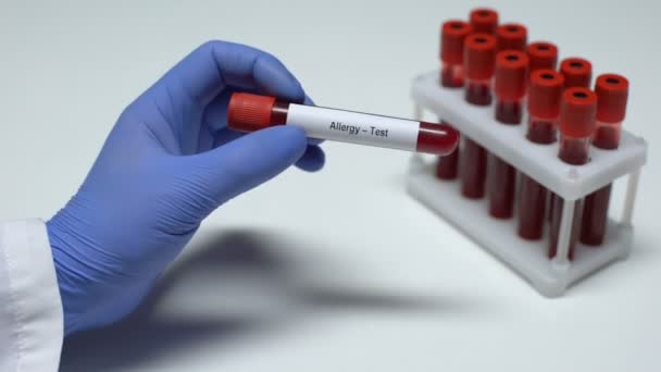 Tes alergi, dokter menunjukkan sampel darah dalam tabung, penelitian laboratorium, pemeriksaan kesehatan — Stok Video