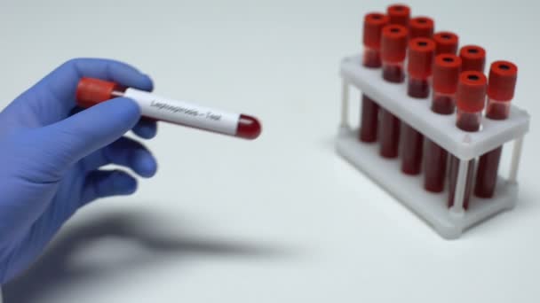 Leptospirosis, médico mostrando muestra de sangre en tubo, investigación de laboratorio, chequeo de salud — Vídeos de Stock