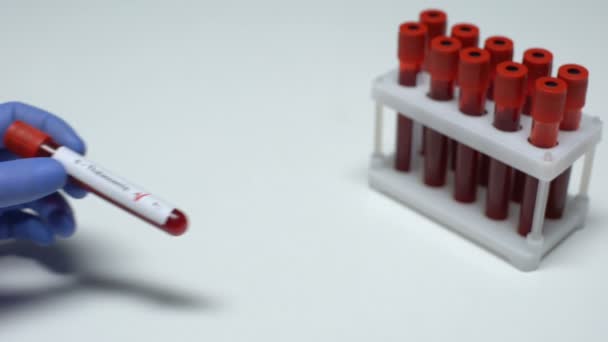 Teste de talassemia negativa, médico mostrando amostra de sangue em tubo, exame de saúde — Vídeo de Stock