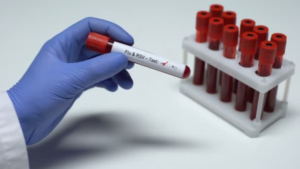 Отрицательный тест на грипп RSV, доктор показывает образец крови, лабораторные исследования, медицинский осмотр — стоковое видео