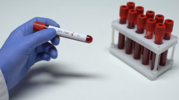 Prueba de zinc negativa, médico mostrando muestra de sangre, investigación de laboratorio, chequeo de salud — Vídeos de Stock
