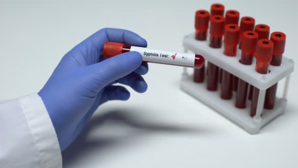 Teste de sífilis negativo, médico mostrando amostra de sangue em tubo, exame de saúde — Vídeo de Stock