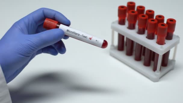 Prueba de microfilaria negativa, médico mostrando muestra de sangre en tubo, chequeo de salud — Vídeos de Stock