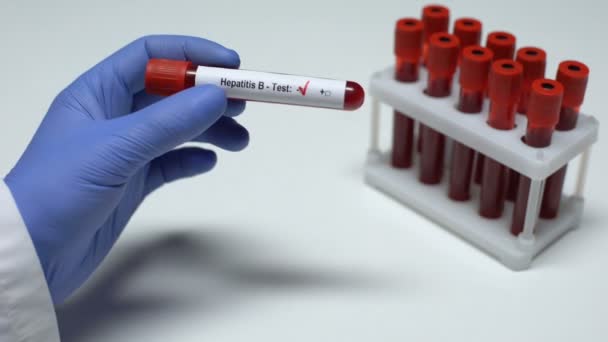 Prueba de hepatitis B negativa, médico mostrando muestra de sangre en tubo, chequeo de salud — Vídeo de stock