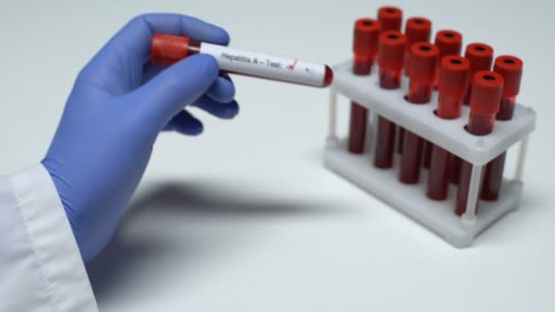 Negatif Hepatitis Sebuah tes, dokter menunjukkan sampel darah dalam tabung, pemeriksaan kesehatan — Stok Video