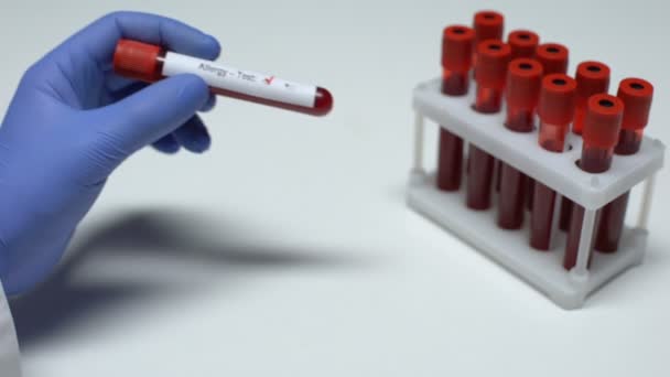 Отрицательный тест на аллергию, доктор показывает образец крови в трубке, лабораторные исследования, здоровье — стоковое видео