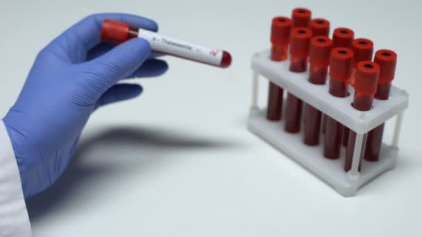 Positivo um teste de talassemia, médico mostrando amostra de sangue em tubo, exame de saúde — Vídeo de Stock