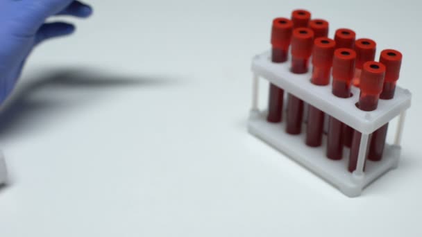 Tes kanker Prostat Positif, dokter menunjukkan sampel darah dalam tabung, penelitian laboratorium — Stok Video