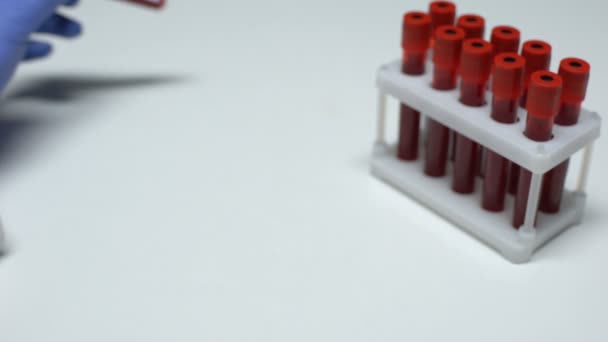 Test Western blot positif, médecin montrant un échantillon de sang dans un tube, recherche en laboratoire — Video