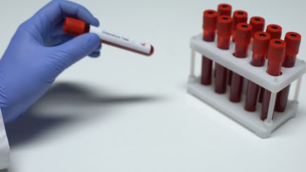 การทดสอบคลอโรฟอร์มในเชิงบวก หมอแสดงตัวอย่างเลือดในท่อ ตรวจสุขภาพ — วีดีโอสต็อก