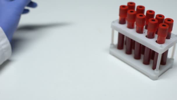 Teste de função hepática positiva, médico mostrando amostra de sangue em tubo, pesquisa de laboratório — Vídeo de Stock