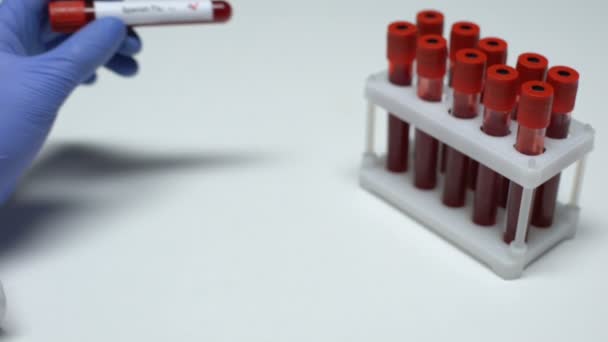 Prueba positiva de gripe española, médico mostrando muestra de sangre en tubo, chequeo de salud — Vídeo de stock