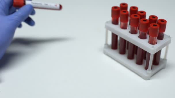 Test positif de parathyroïde, médecin montrant un échantillon de sang dans le tube, bilan de santé — Video