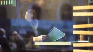 Kadın Türban sözleşme kafe arama ortağındaki bakarak Müslüman kadın ücretsiz