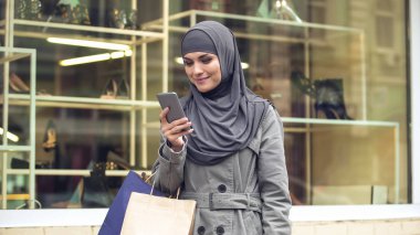 Mutlu Arapça Bayan indirimler, moda aramak için online alışveriş uygulaması kullanarak