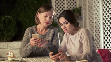 Kafede oturan mobil app kullanarak kadınlar alışveriş online, sosyal ağ sohbet