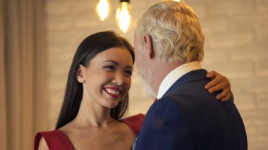 Tarihte, eskort servisi ile eski milyoner dans ve flört genç kadın