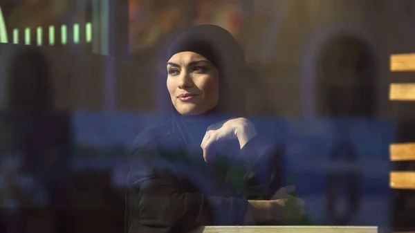 Wanita Muslim Yang Menarik Dalam Jilbab Duduk Kafe Melihat Jendela — Stok Foto