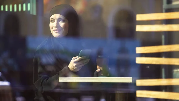 Mooie Islamitische Dame Houdt Van Koffie Smartphone Handen Zitten Cafe — Stockfoto
