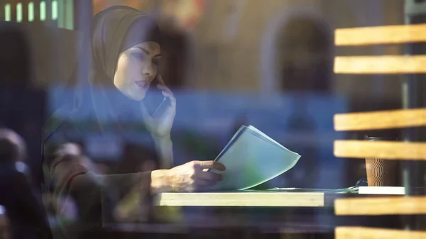 Жінка Хіджаб Переглядаючи Контракту Кафе Виклику Партнера Безкоштовні Мусульманських Леді — стокове фото