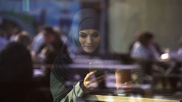 Attractive Lady Hijab Chatting Phone Free Communicate Friends — Stock Photo, Image