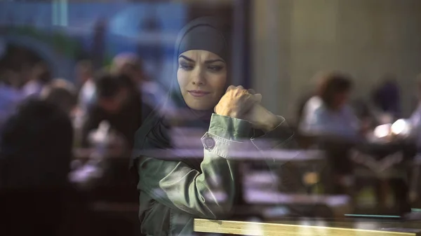 Несчастная Женщина Хиджабе Сидит Кафе Думая Проблеме Одиночестве Большого Города — стоковое фото