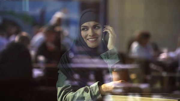 Приваблива Молода Арабські Жіночий Говорити Телефоні Проводити Вільний Час Кафе — стокове фото