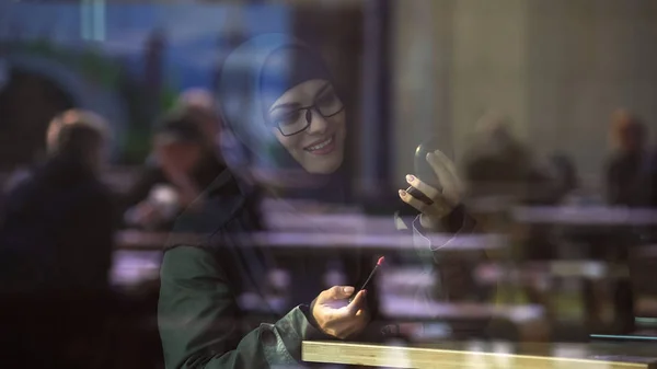 Bella Signora Hijab Applicando Rossetto Seduto Nel Caffè Specchio Sorridente — Foto Stock