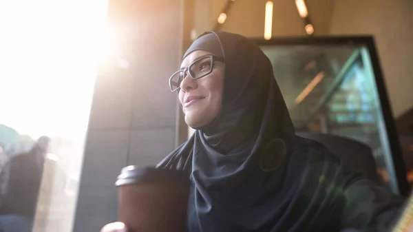 Wanita Arab Berkacamata Memandang Jalanan Kota Melonggarkan Kafe Dengan Secangkir — Stok Foto