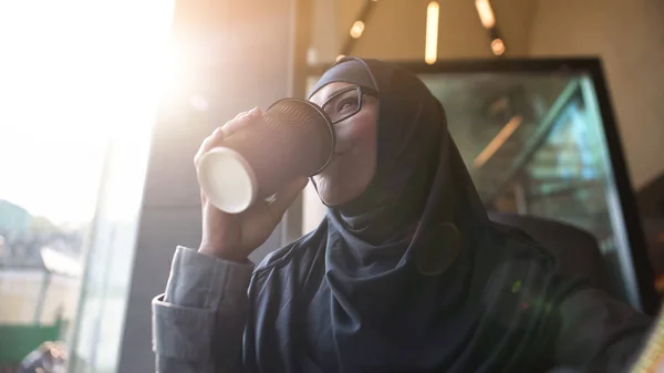Красивая Мусульманка Пьет Кофе Расслабляющий Бистро Современный Образ Жизни Досуг — стоковое фото