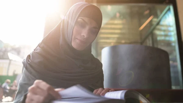 Мотивований Мусульманських Студентка Читання Книги Кафе Сучасної Освіти Література — стокове фото