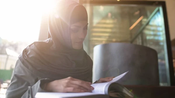 自信があるアラビア女性カフェ 自己啓発の本を読んで — ストック写真
