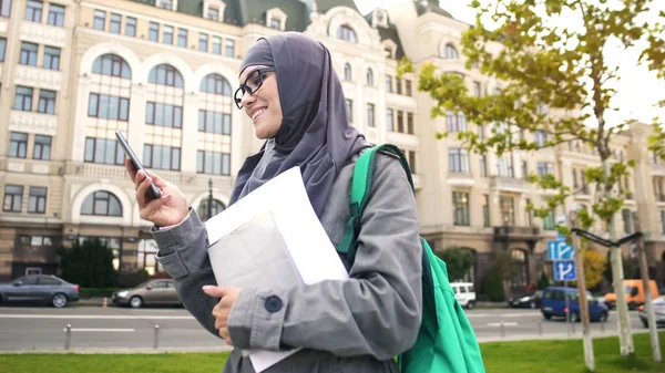 Вдохновлённая Уверенной Мусульманкой Студентка Болтает Телефону Стоит Улице — стоковое фото