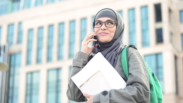 Happy Lady Muslim Hijab Talking Phone Holding Documents Hand Campus — Stock Photo, Image